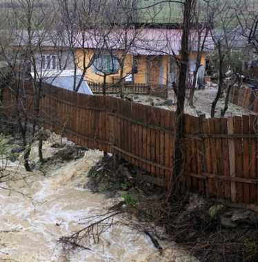În Dragalina, pompierii militari au scos apa din gospodăriile inundate