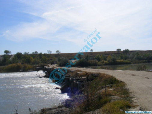 Trecerea peste podeţele de pe râul Argeş a fost interzisă