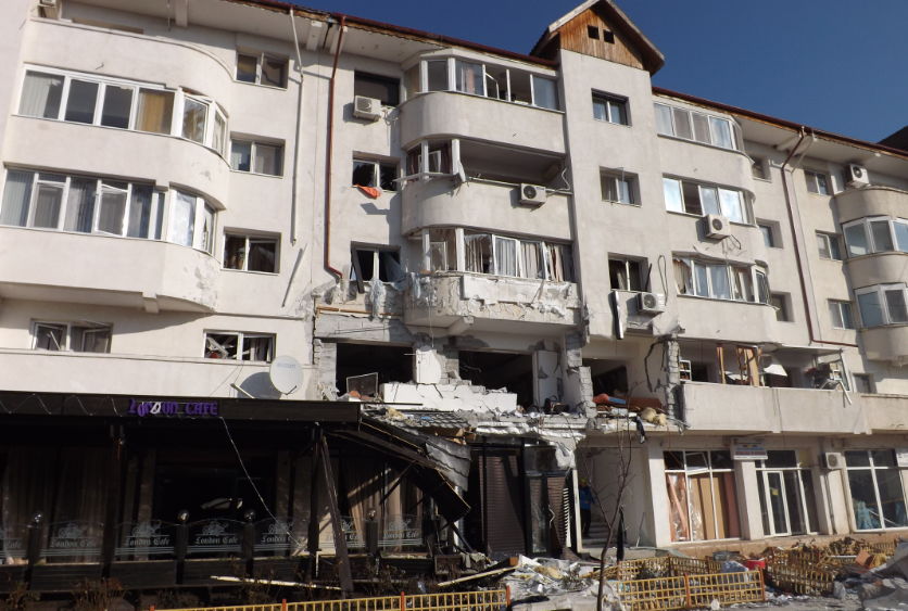 Locatarii blocului afectat de explozie au revenit acasă