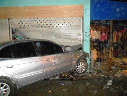 auto intrat in spatiu comercial 1