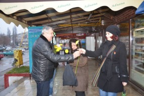 primarul ofera flori