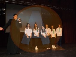 Preotul Florian Butoi alaturi de elevii sai