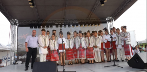 Primarul Iulian Radu, alaturi de Ansamblul Focloric din Dichiseni site