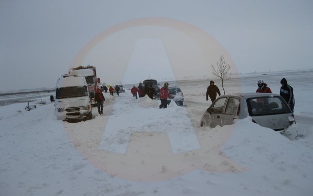 UPDATE/Pe A2, în continuare, 50 de mașini sunt blocate de viscol/ Alte 250 persoane salvate, după ce au rămas blocate cu mașinile în zăpadă