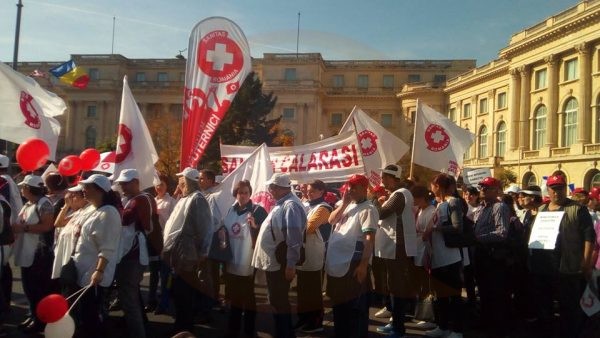 Membrii Sanitas Sănătate şi Asistenţă Socială din Călăraşi  au protestat în faţa Guvernului şi au dezaprobat noua lege a salarizării
