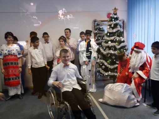 Moş Crăciun a oferit daruri copiilor de la CSSCHS Călăraşi